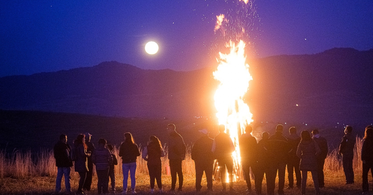 Fellobbantak az őrtüzek lángjai